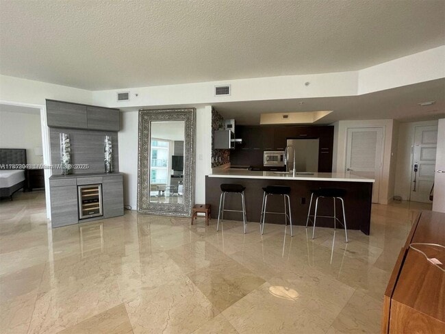 Foto del edificio - 250 Sunny Isles Blvd