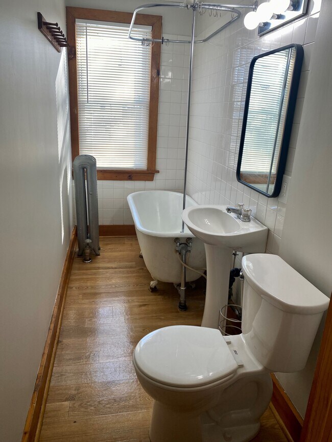 Full bath - 51 Worcester St
