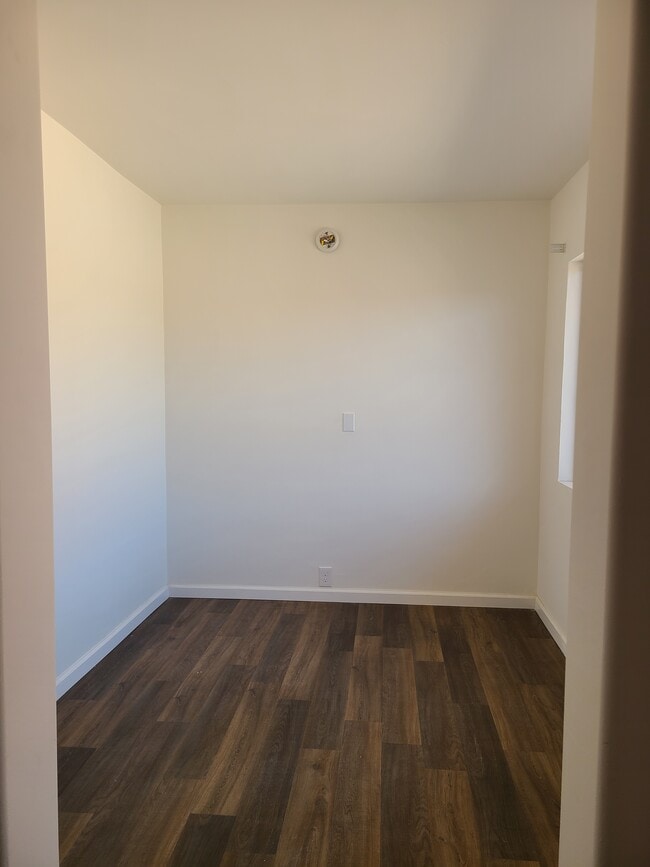 Building Photo - Islander Apartments