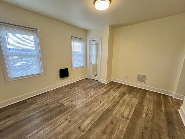 Building Photo - 3 / 4 Bedroom , 2 full Baths Apartment in ...