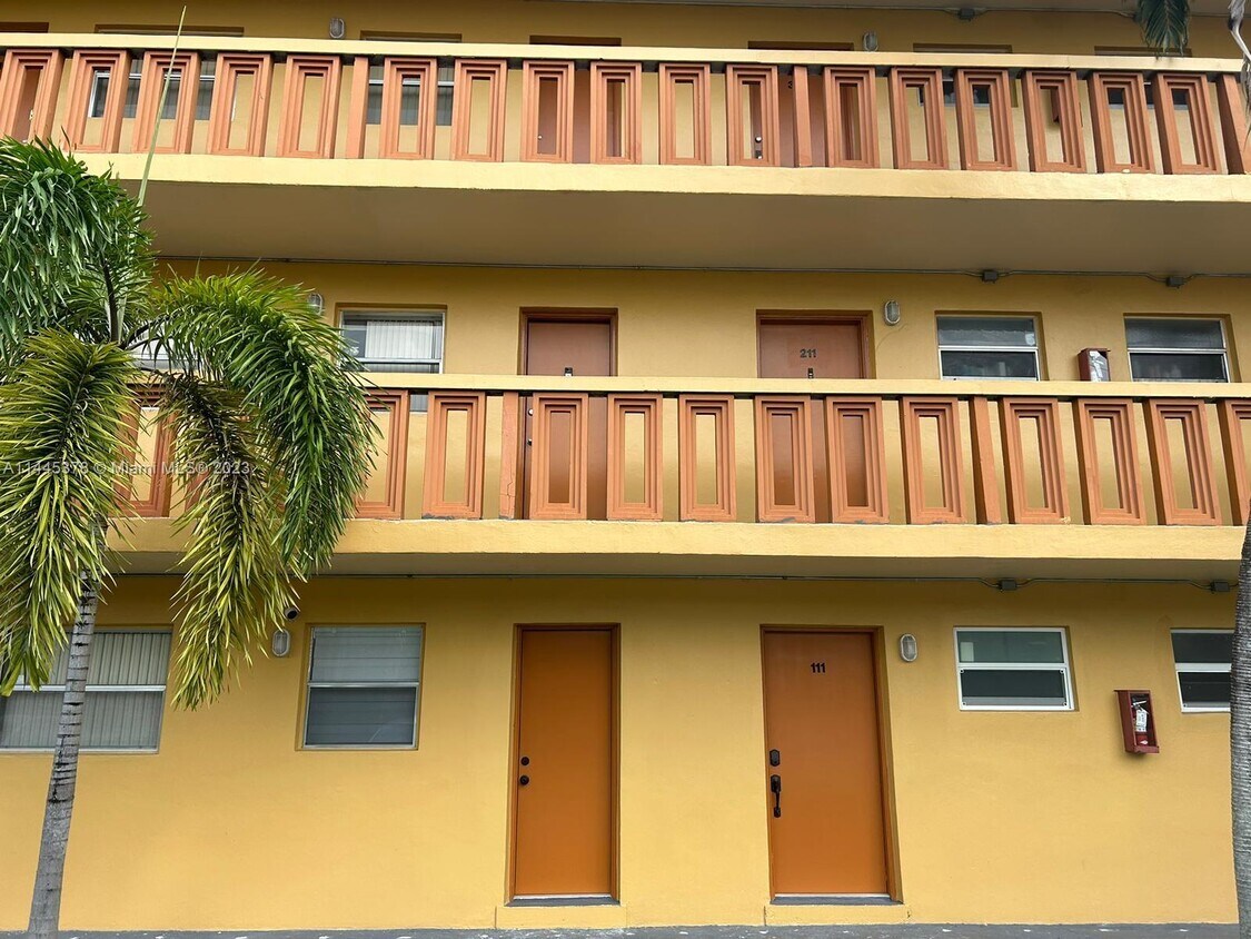 Foto principal - 801 S Royal Poinciana Blvd