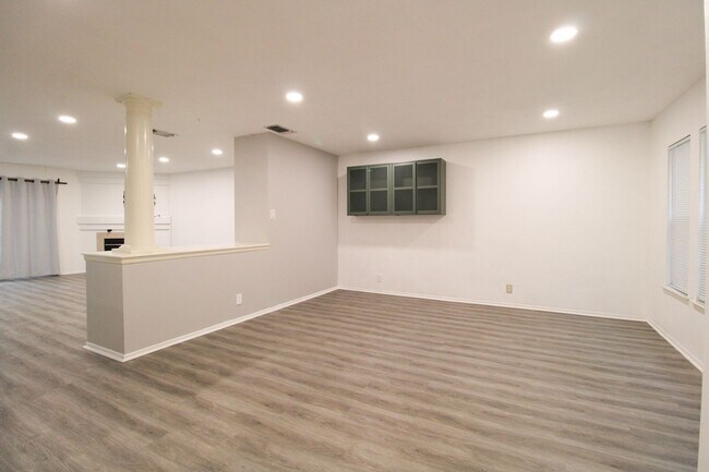 Foto del edificio - 14018 N Hills Village Dr