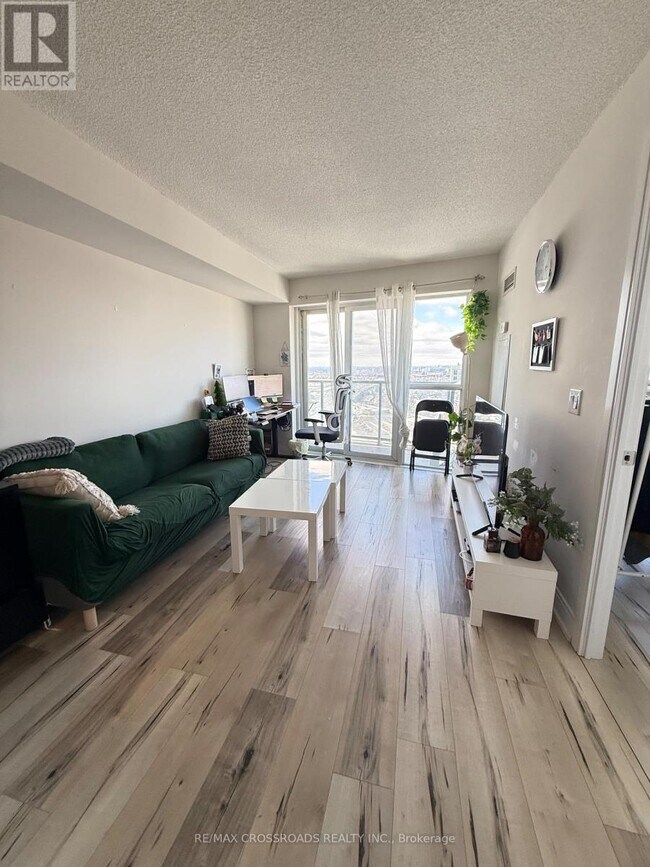 Photo du bâtiment - 125 Village Green Square