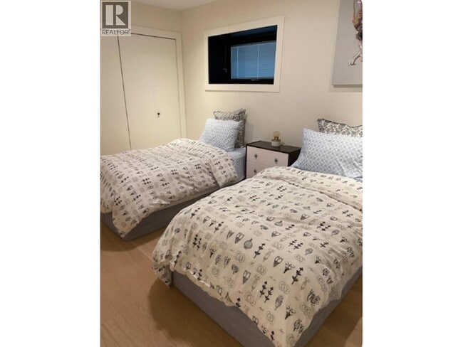 Building Photo - 282 E 18th Ave