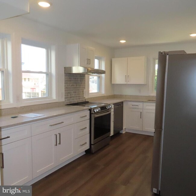 Foto del edificio - 228 Rowe Ave