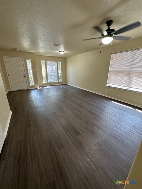 Foto del edificio - 221 Roadrunner Ave