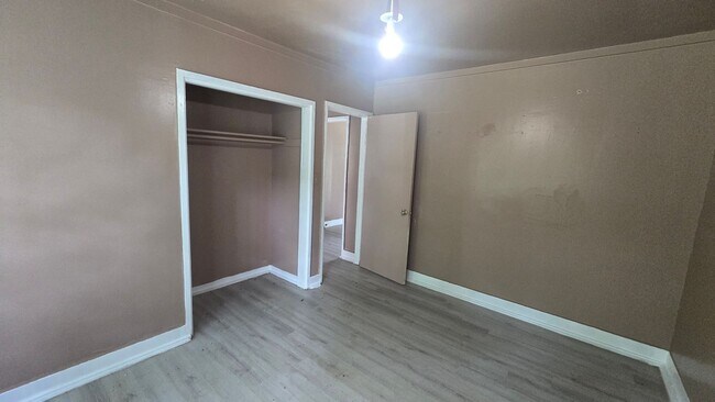 Foto del edificio - 5875-5877 Allison Ave