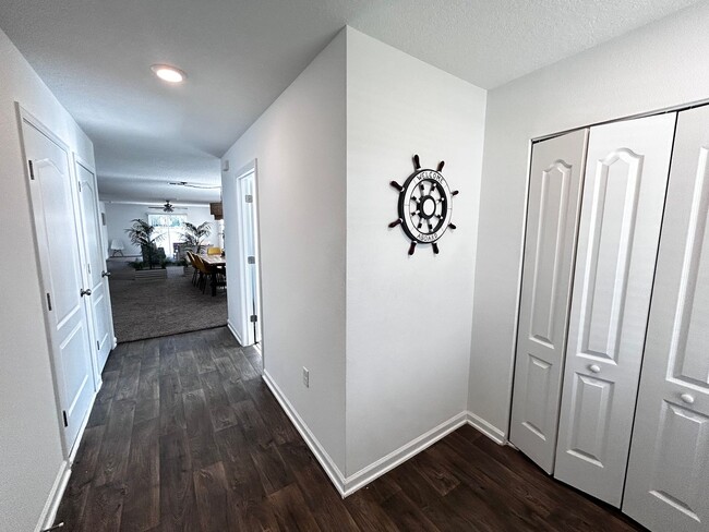 Foto del edificio - Picturesque Waterfront 4-Bedroom Home with...