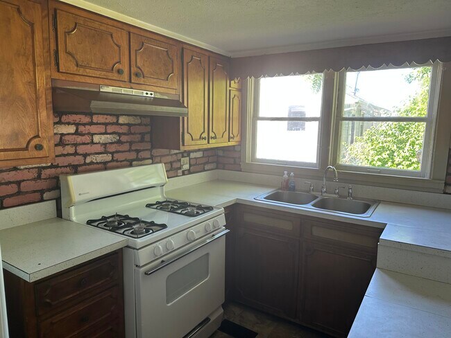 Foto del edificio - 232 Bassett Ave