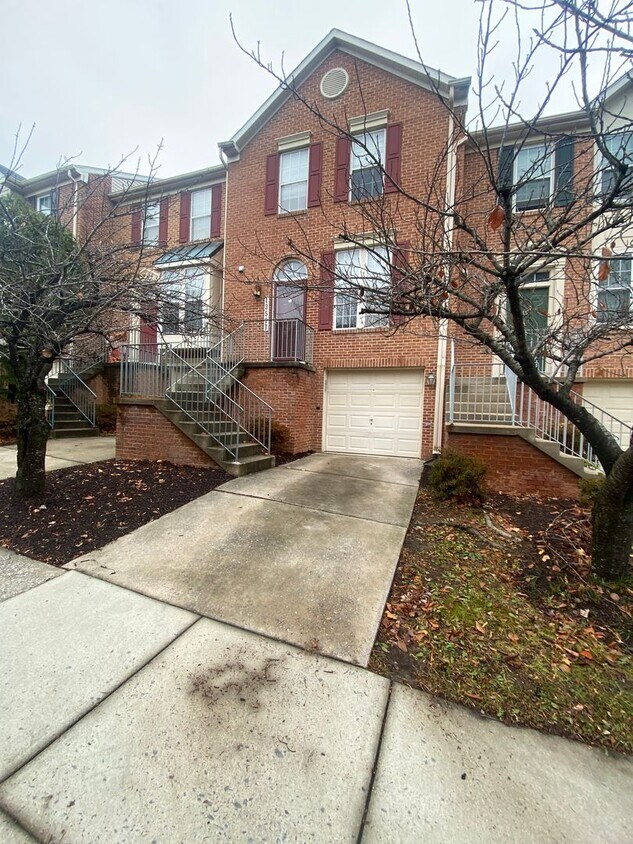 Foto principal - Application Fee Waived For Fall! A spacious three bedroom, two and one half bath townhouse locate...