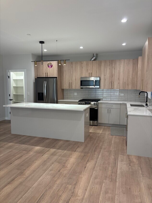 Foto principal - 6853 W Belmont Ave