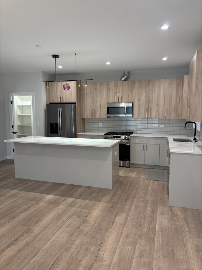 Building Photo - 6853 W Belmont Ave