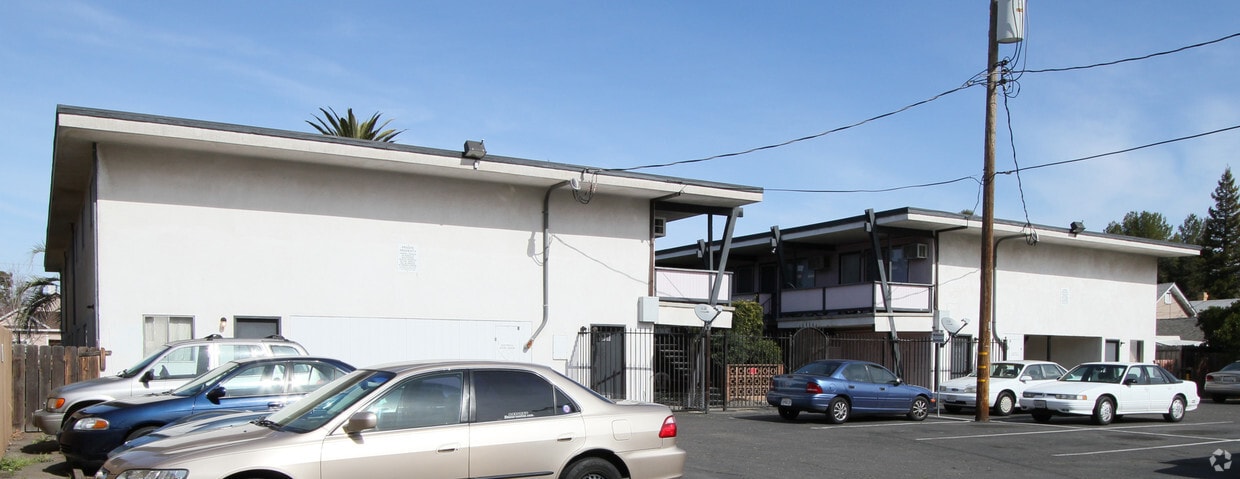 Building Photo - 504 E Elm St