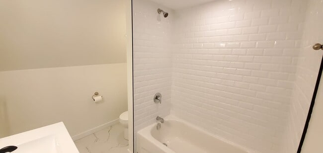 Building Photo - 39 Dunbar St