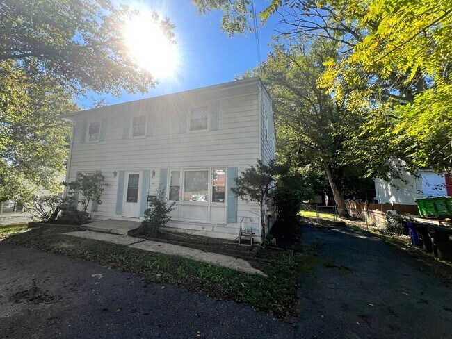 Building Photo - Cozy 4 BR/2.5 BA Single-Family Home in Col...