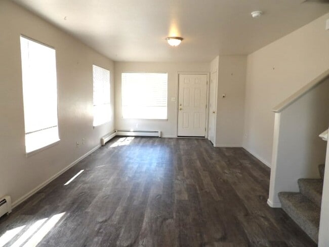 Building Photo - 4 bed/2.5 bath Single Family Home