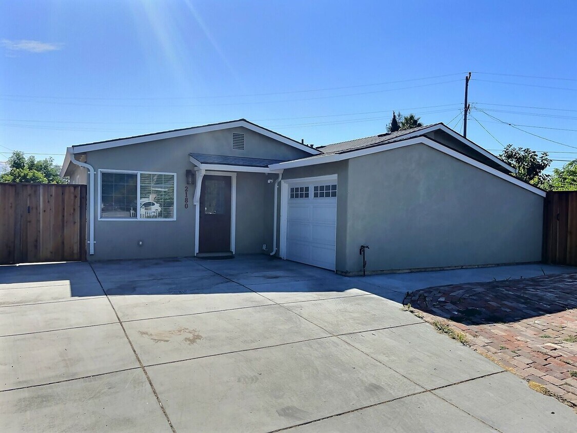 Primary Photo - 6BD/4BA Spacious Single-Family Home with M...