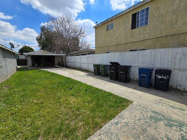 Building Photo - 9618 Kalmia St