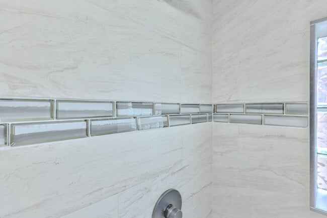 Building Photo - Cozy Home