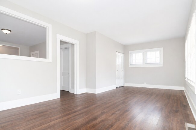 Foto del edificio - Bright & Remodeled 3-Bedroom Home with Basement and Washer/Dryer Hookup