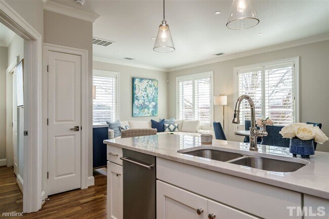 Foto del edificio - 1 br, 1 bath Condo - 604 Daniels St Unit B