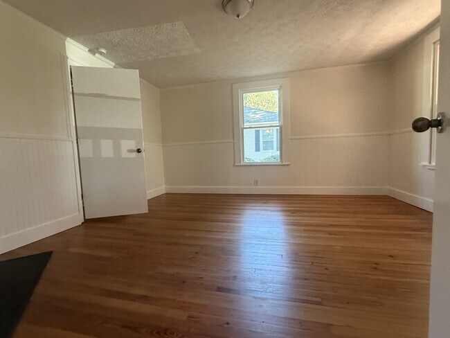 Foto del edificio - 430 E 3rd St NE