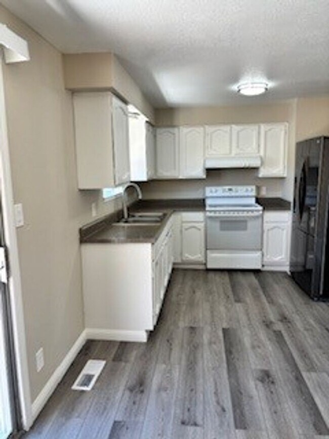 Foto del edificio - COMPLETELY REMODELED - THIS ONE WON'T LAST...