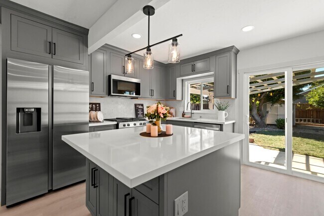 Building Photo - Newly Remodeled 4 Bedroom 2 Bathroom Singl...