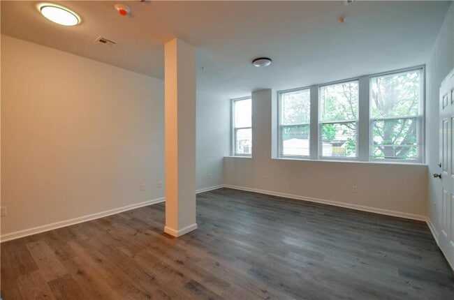 Building Photo - 10 W Goepp St