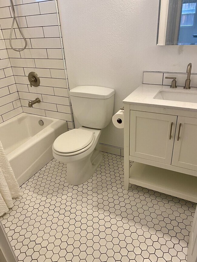 Foto del edificio - Charming 1BD/1BA in Desirable Petaluma Location unfurnished