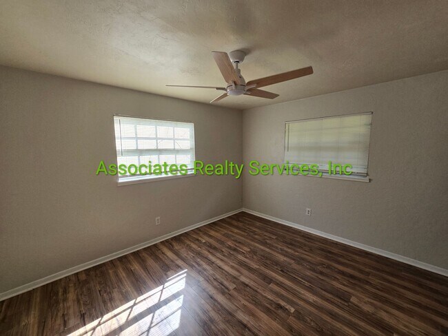 Foto del edificio - Home in Lake Ridge available mid summer!  ...