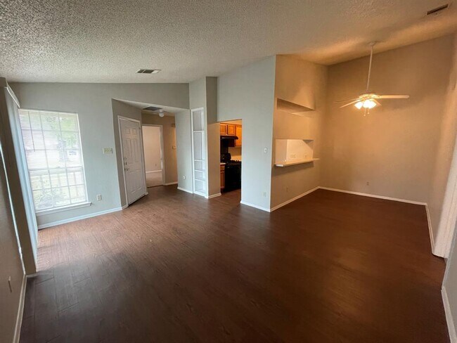 Building Photo - 513 Sierra Cove