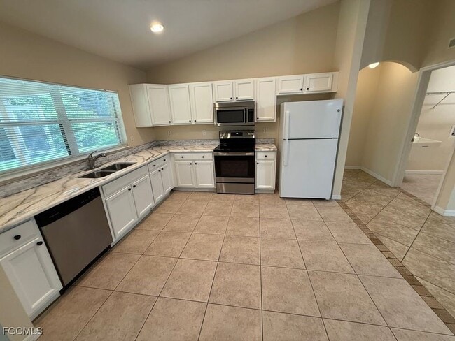 Building Photo - 919 Berg St E