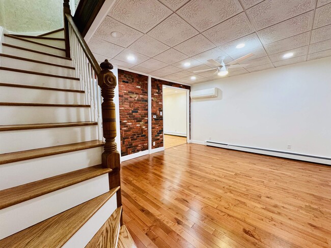 Building Photo - 16 W 51st St