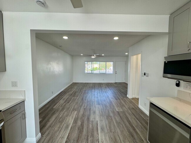 Building Photo - Beautifully Renovated 2 Bed / 1 Bath Apartment for Rent in Long Beach!