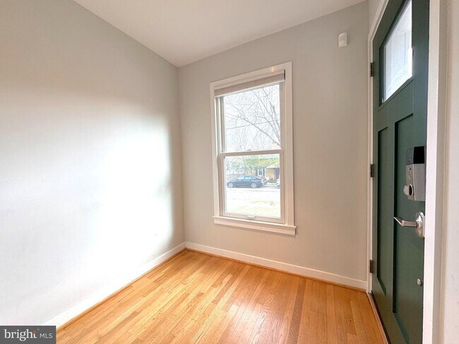 Foto del edificio - 1318 Dewitt Ave