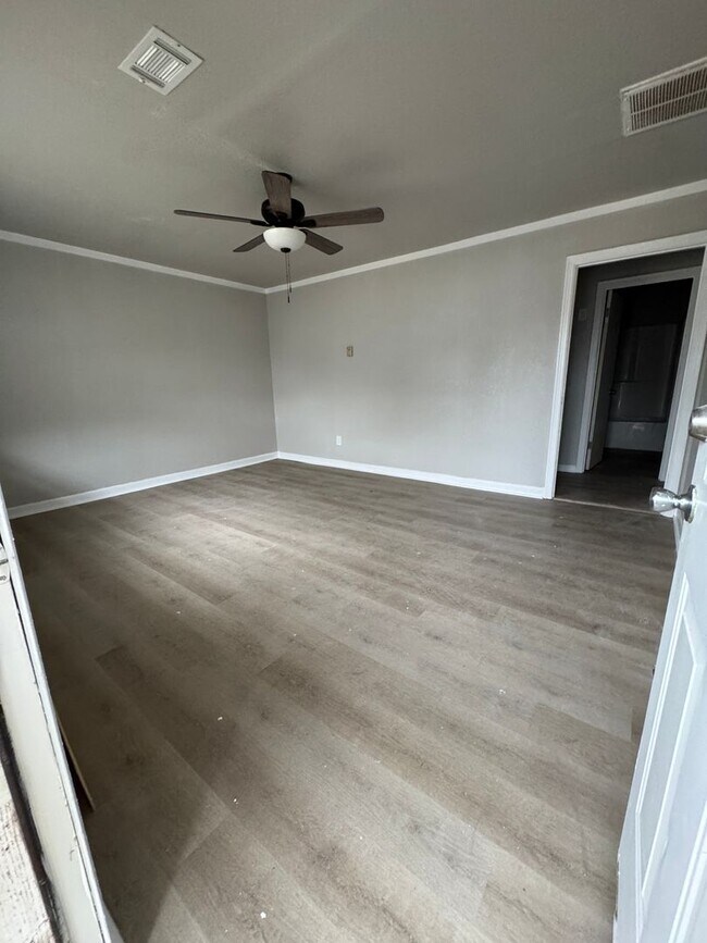 Foto del edificio - Newly Remodeled 2 Bed / 1 Bath Duplex Available Now!