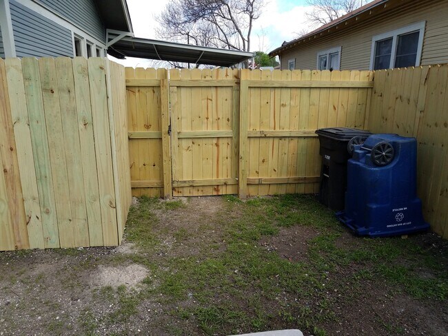 Foto del edificio - 418 E Highland Blvd