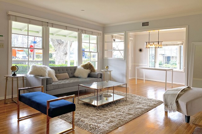 Foto del edificio - 5901 Colbath Ave