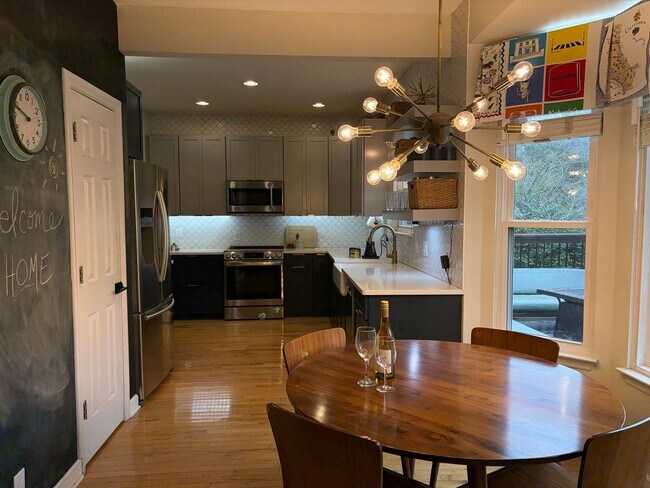 Building Photo - 4 Bedroom! Walk to Jim Warren Park, Frankl...