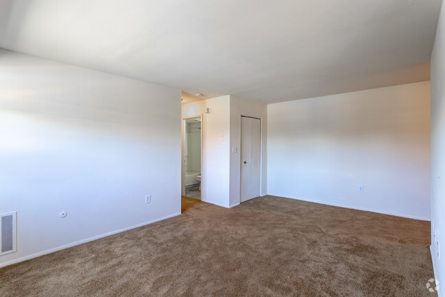 Living Room - Towne Point Apartments