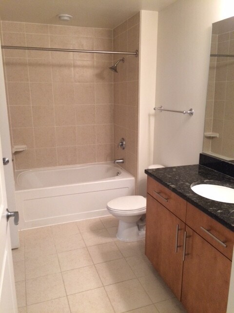 Foto principal - Beautiful 1 bedroom / 1 bath condo with ba...