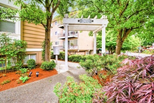 Foto principal - 2432 Dexter Ave N. - 2 bedrooms