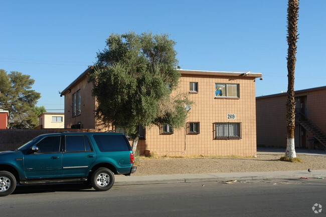 Building Photo - 2909 Elm Ave