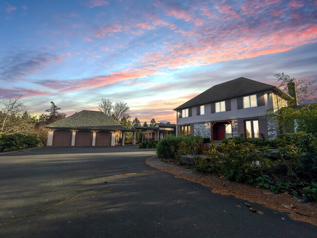 Foto del edificio - Exquisite 6-Bedroom Estate with Indoor Poo...