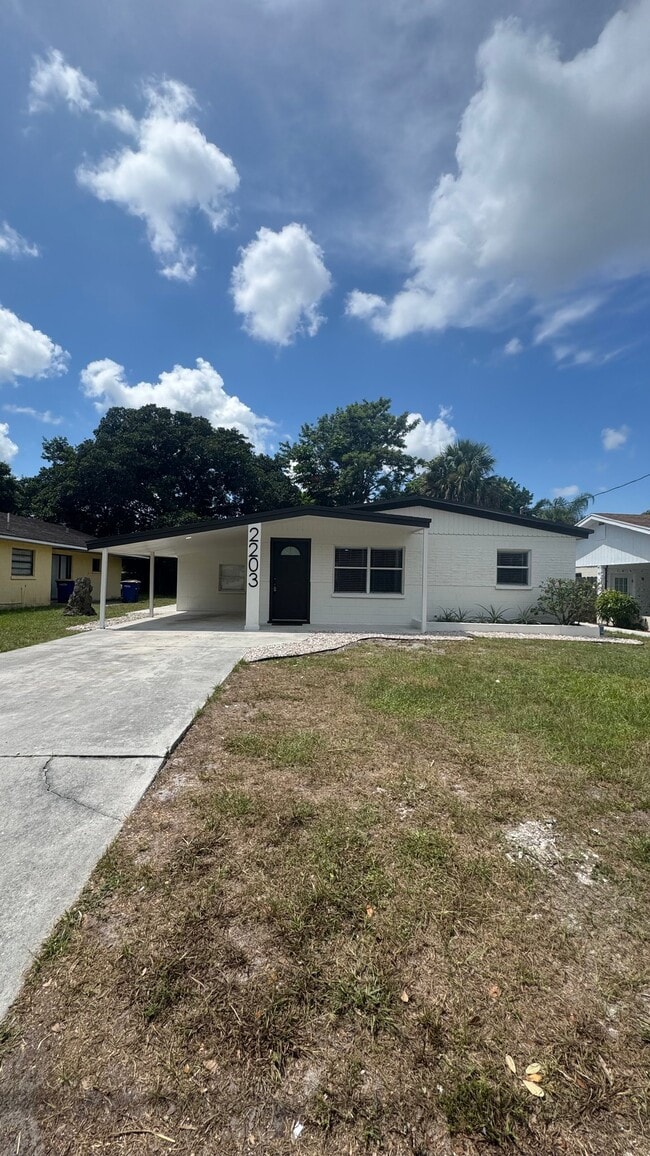 Building Photo - 2203 Ave Q