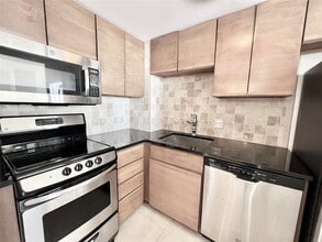 Building Photo - 2016 Main St