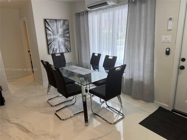 Foto del edificio - 825 NE 6th St