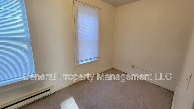 Building Photo - 1563 E Madison St
