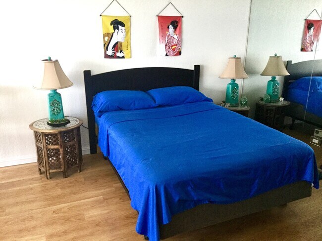 Foto del edificio - Remodeled High floor furnished Studio/1 Bath at Island Colony - Available 11/30/25